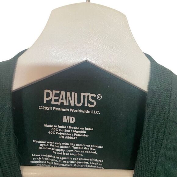 Peanuts medium wrapped up in holiday cheer green snoopy short sleeve tshirt - Picture 2 of 4